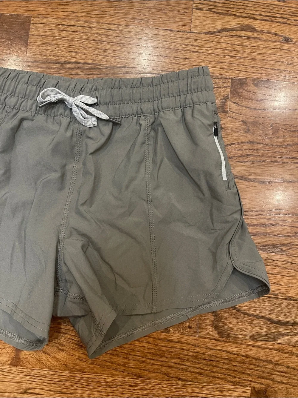 Vuori Women's Clementine 2.0 Shorts in Olive gray Sz M - Picture 2 of 13